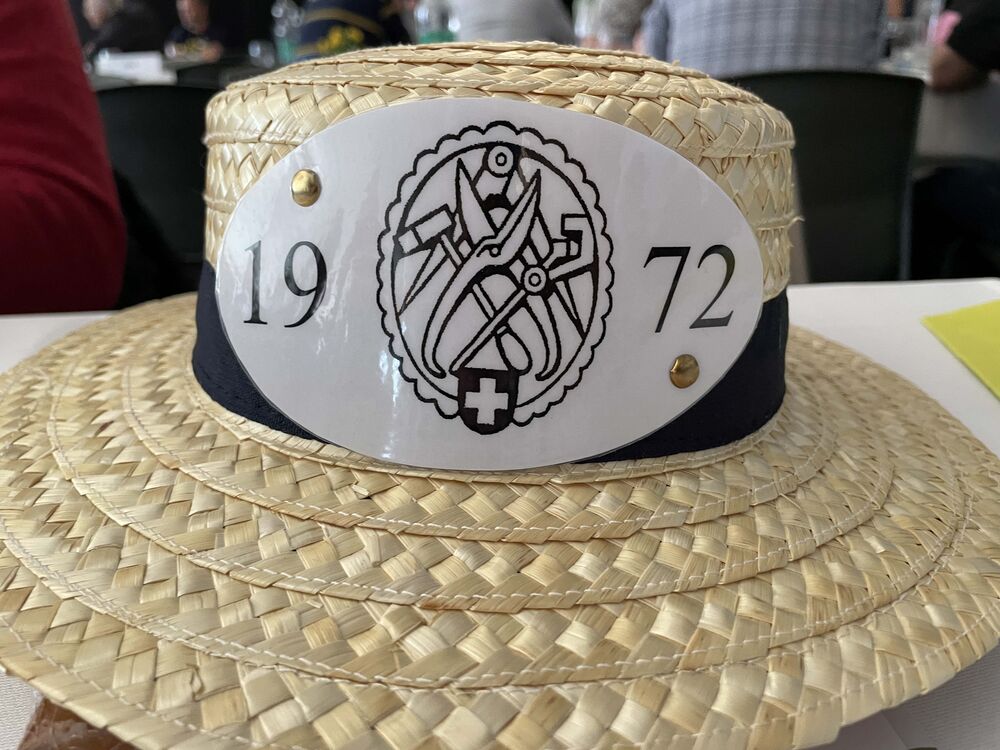 Spengler-Wappen auf dem Hut der Spenglermeister vom Abschluss-Jahrgang 1972. (Foto: Peter Warthmann)